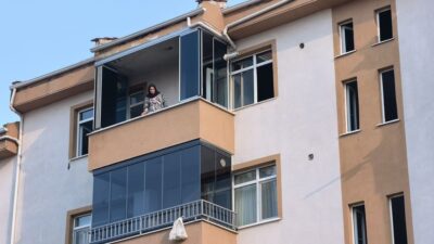 İnegöl'de çıkan yangında, kahramanlar tarafından bir kedi ve yavruları güvenle