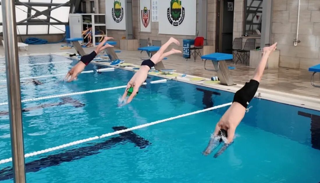 İnegöl’de yüzme kurslarına yoğun ilgi gösterilmekte, çeşitli seviyelerde eğitim imkânlarıyla