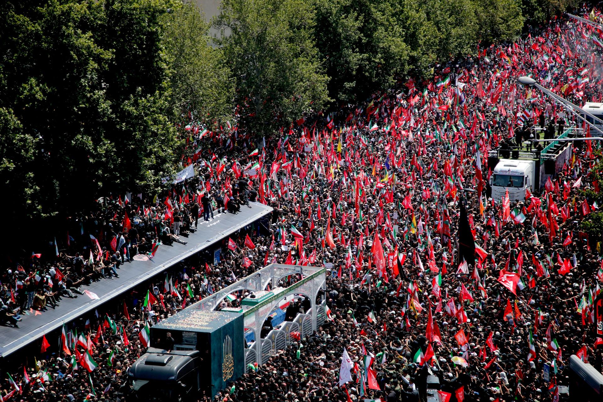 İran'da Büyük Törenle Eski Liderin Vefatı Anıldı