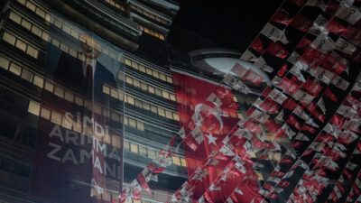 İstanbul CHP'de ilçe başkanları ve yönetimleri görevden alındı. Ayrıntılar ve