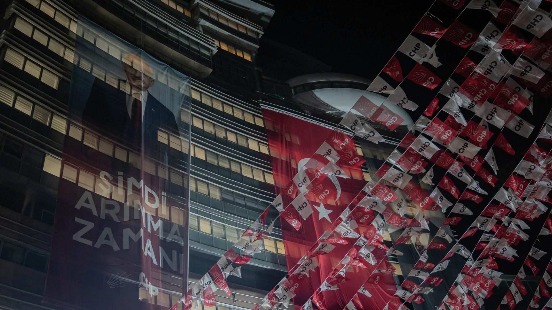 İstanbul CHP'de ilçe başkanları ve yönetimleri görevden alındı. Ayrıntılar ve
