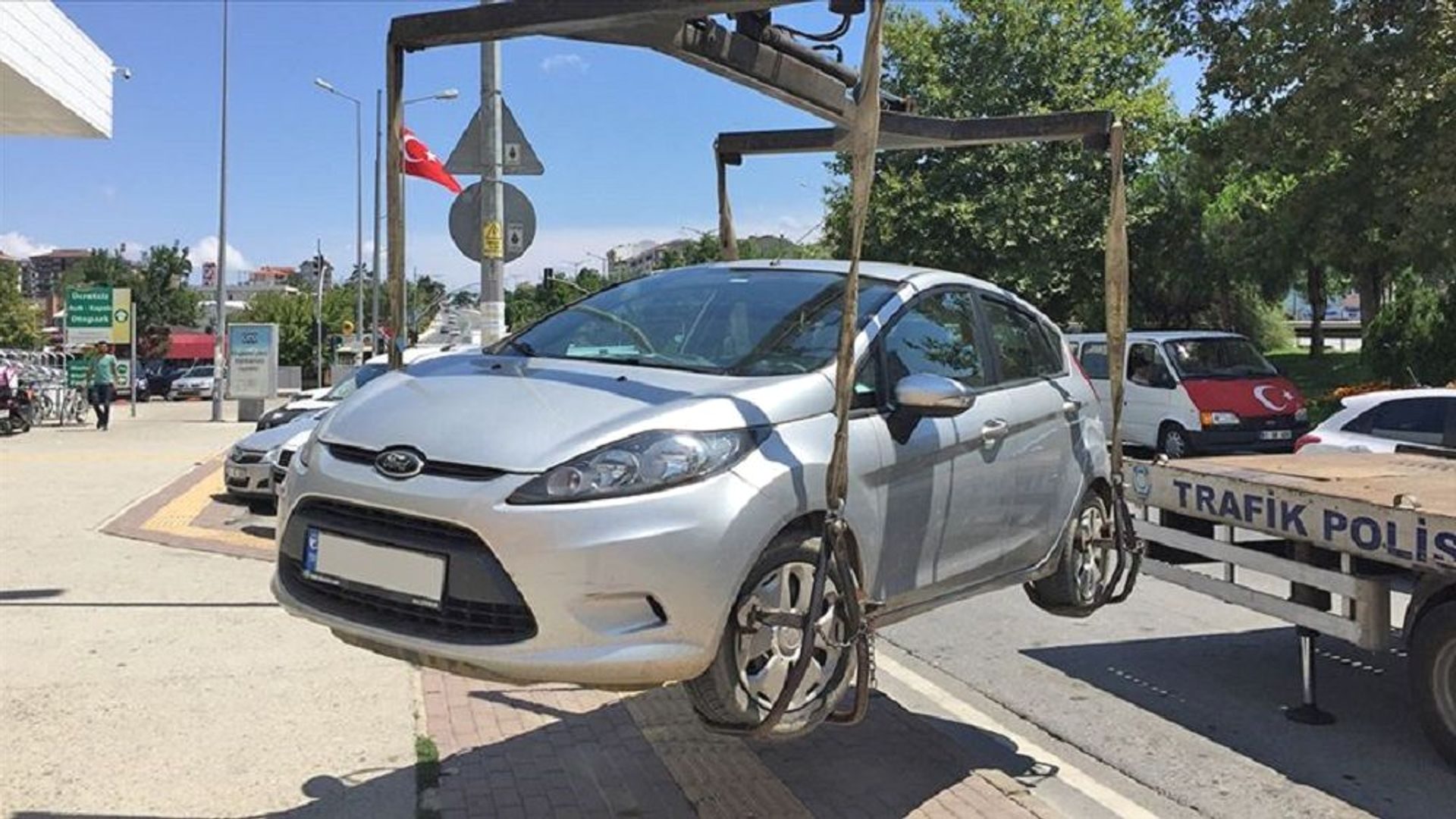 İstanbul'da araç çekme ve yediemin otopark ücretlerine büyük zam geldi.