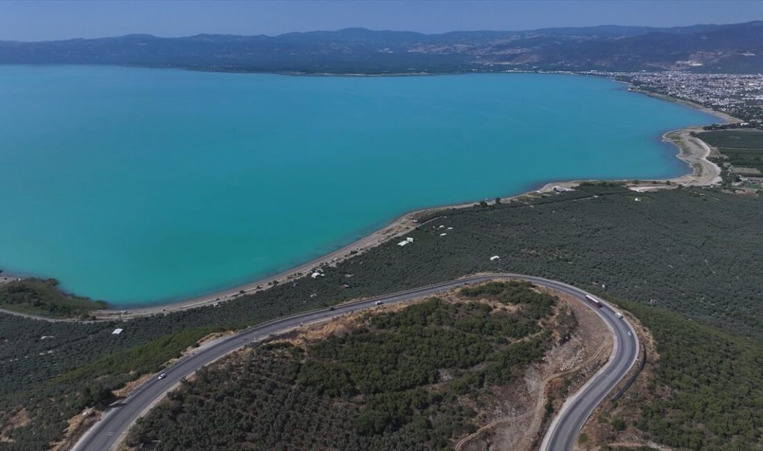 İznik Gölü'nün turkuaz rengine bürünmesiyle doğa harikası manzaraya tanıklık edin.