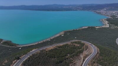 İznik Gölü'nün turkuaz rengine bürünmesiyle doğa harikası manzaraya tanıklık edin.