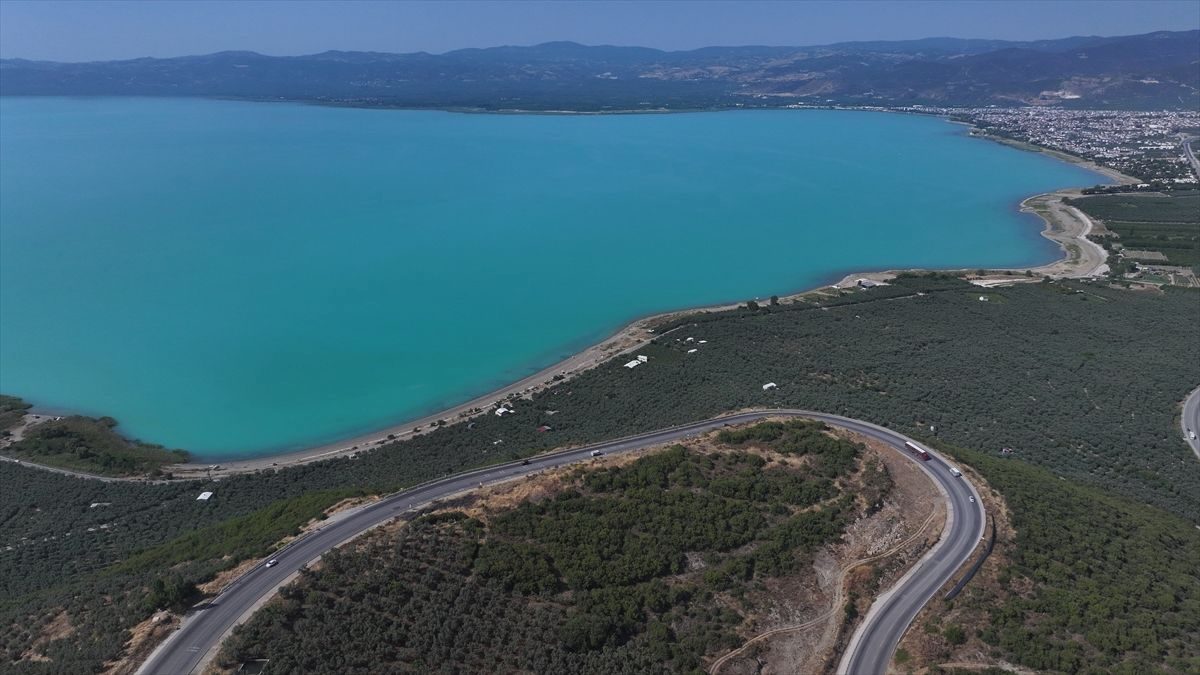 İznik Gölü'nün turkuaz rengine bürünmesiyle doğa harikası manzaraya tanıklık edin.