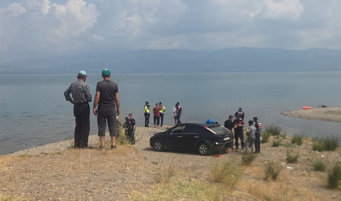 İznik Gölü'nde iki gencin kaybolmasıyla ilgili gelişmeleri veYetkililerin çalışmalarını içeren