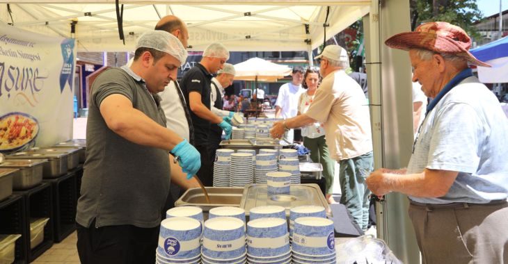 Bursa Büyükşehir Belediyesi’nin Muharrem ayı vesilesiyle düzenlediği aşure ikramlarının bu