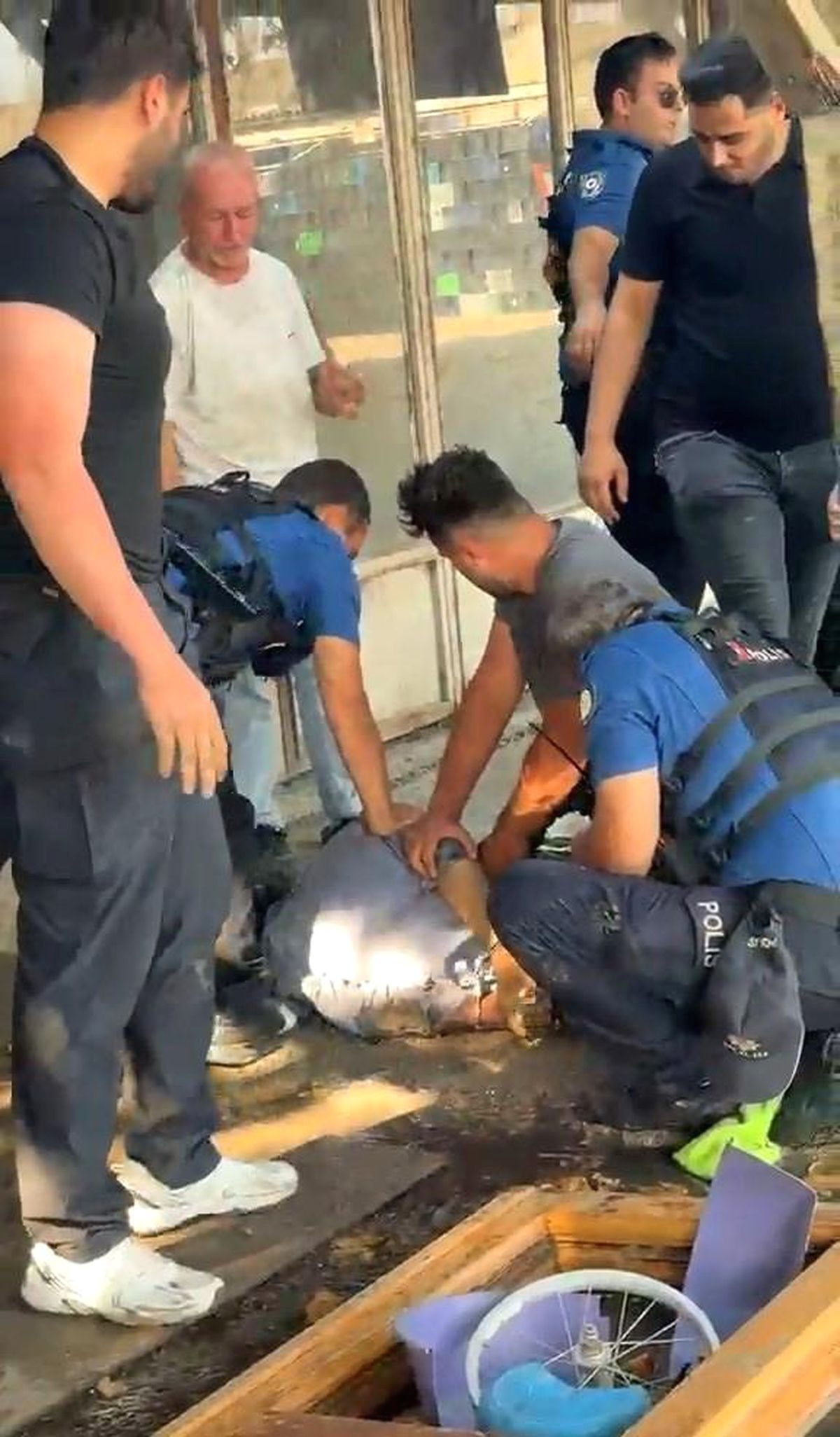 İznik'te rahatsız eden şahıs, yetkililer tarafından uzaklaştırıldı. Güvenlik ve huzur
