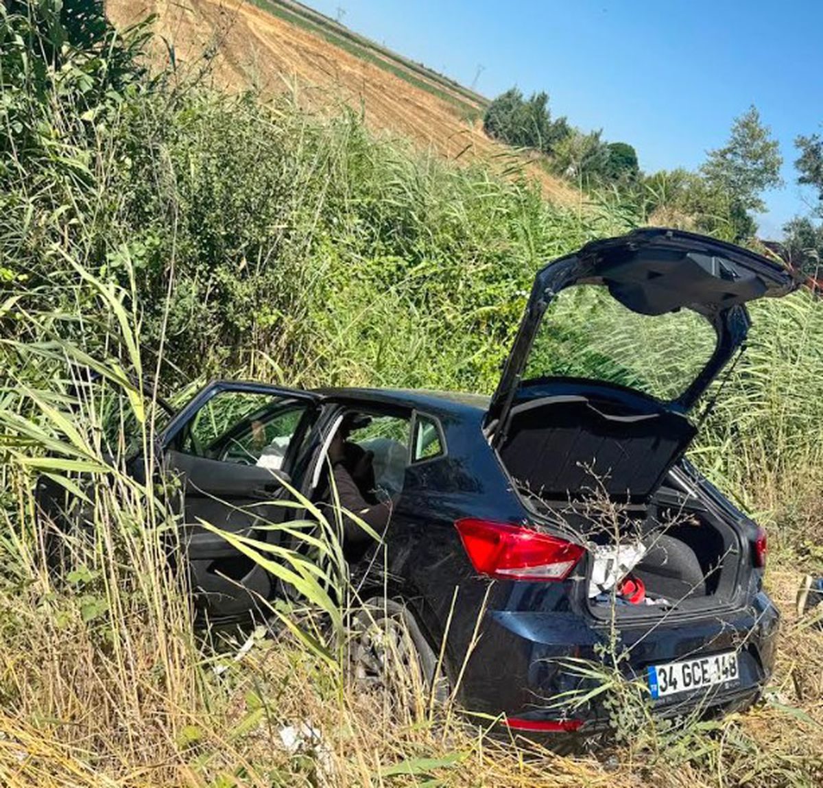 Karacabey'de otomobil sulama kanalına devrildi. Olay yerinde güvenlik önlemleri alındı,