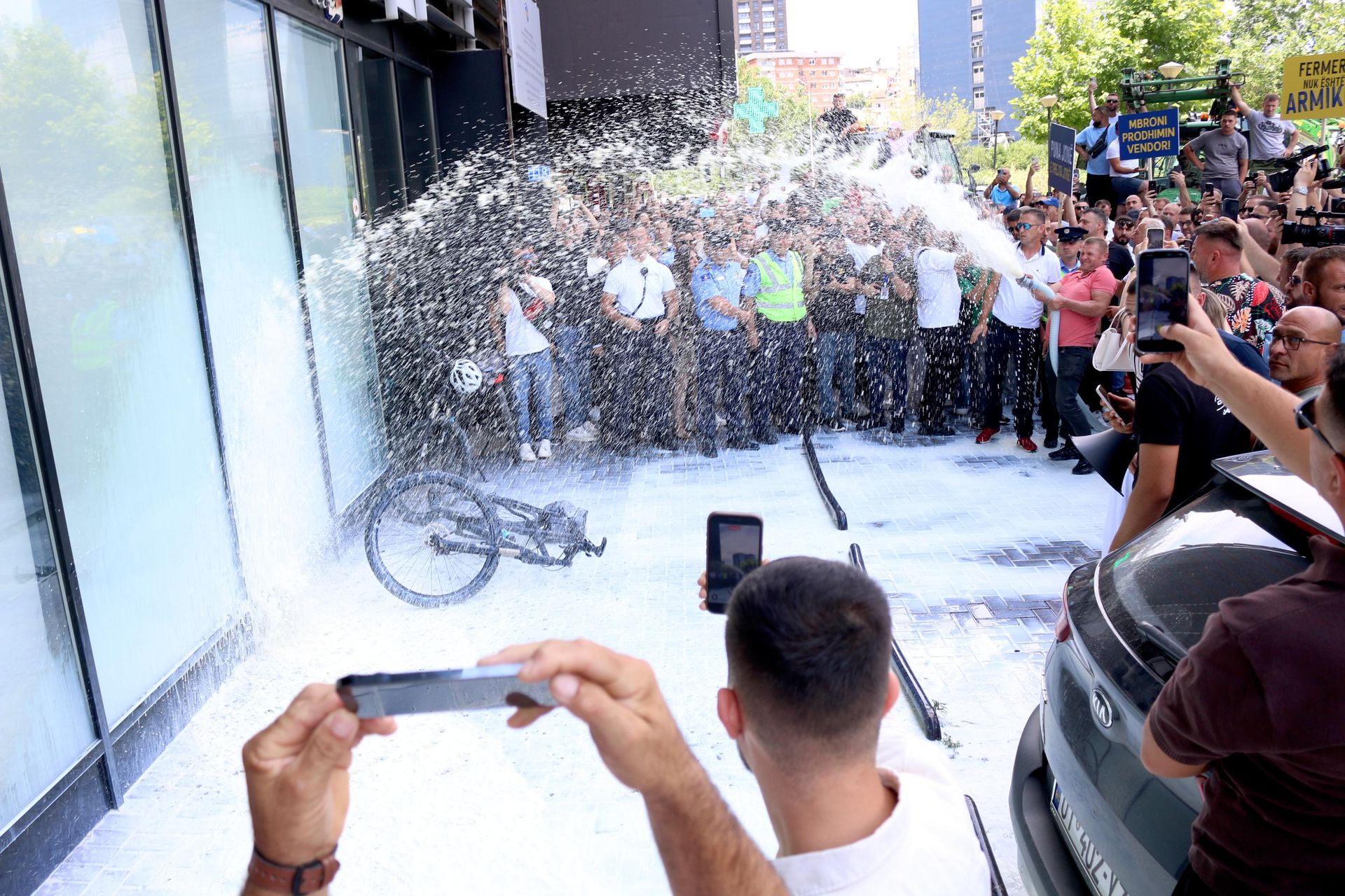 Kosova'da Süt Üreticileri Protesto ve Derin Endişe Yaşıyor