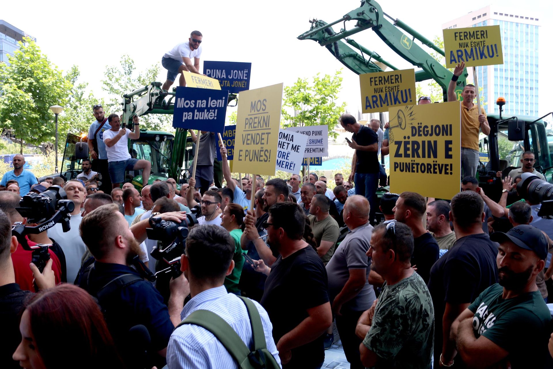 Kosova'da Süt Üreticileri Protesto ve Derin Endişe Yaşıyor
