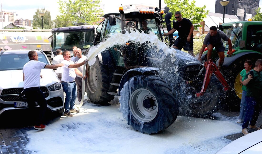 Kosova'da süt üreticileri protesto ediyor ve ciddi endişeler taşıyor. Tarım