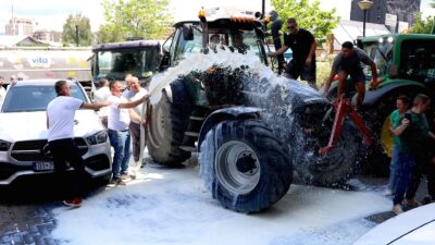 Kosova'da süt üreticileri protesto ediyor ve ciddi endişeler taşıyor. Tarım