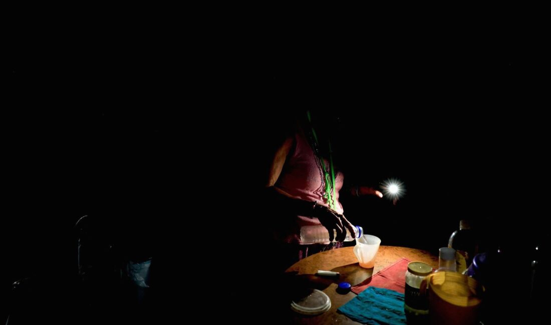 Küba'da elektrik çöküşünün nedenleri, gelişimi ve etkileri hakkında detaylı bilgi.
