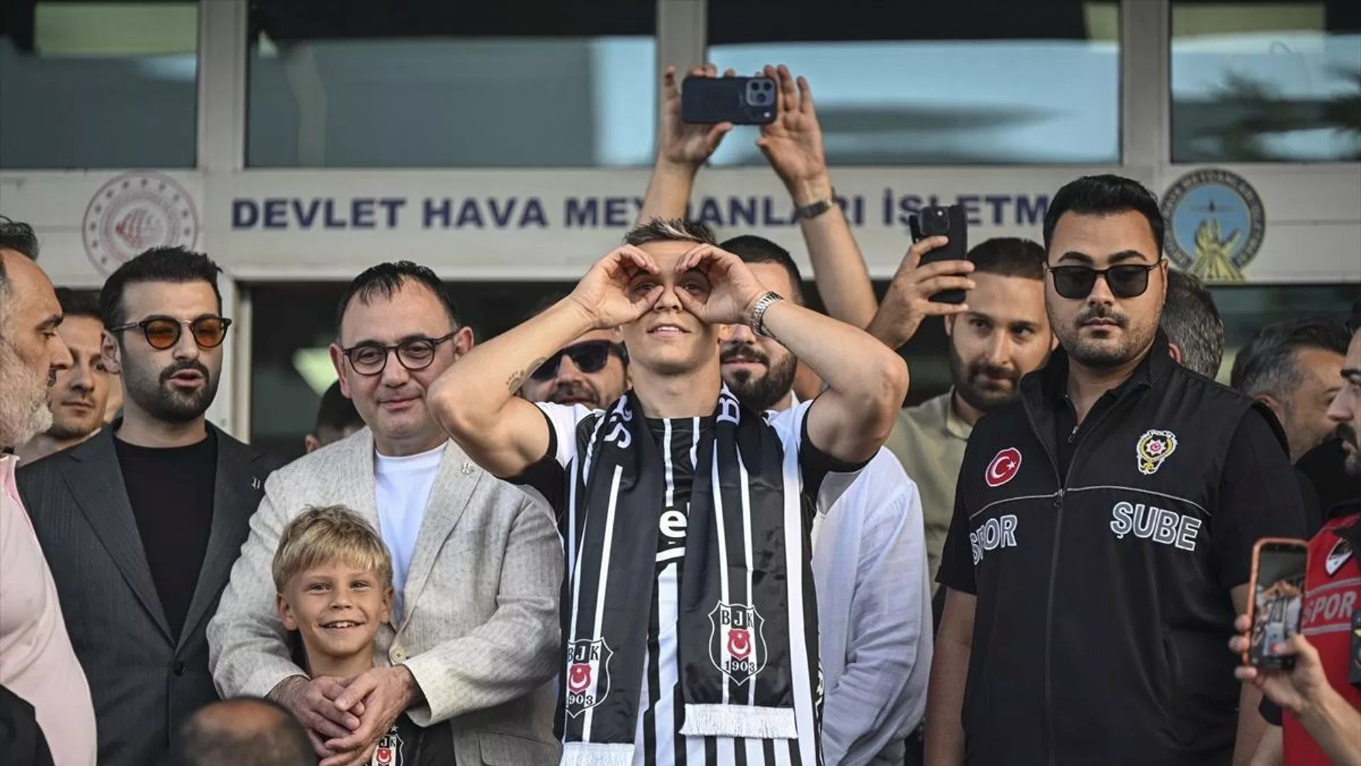 Leandro Trossard, İstanbul'da tarihi bir karşılama ile karşılandı. Detaylar için