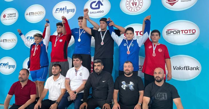 Bursa Büyükşehir Belediyespor Kulübü sporcuları, Ankara’da gerçekleştirilen Minikler Güreş Türkiye