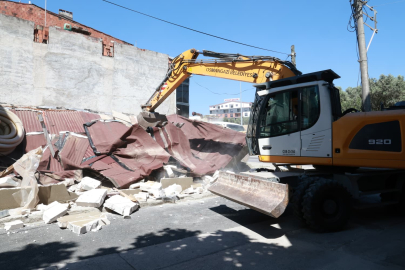 Osmangazi'de Ruhsatsız Depo Yıkımı