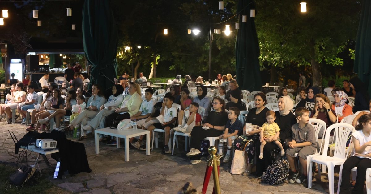 Osmangazi'de yaz film gösterimleri devam ediyor. Yaz aylarında sinema keyfi