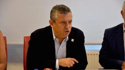 Özgür Özel, kurultay çağrısı yaparak partiyi yeniden yapılandırma planını açıkladı.