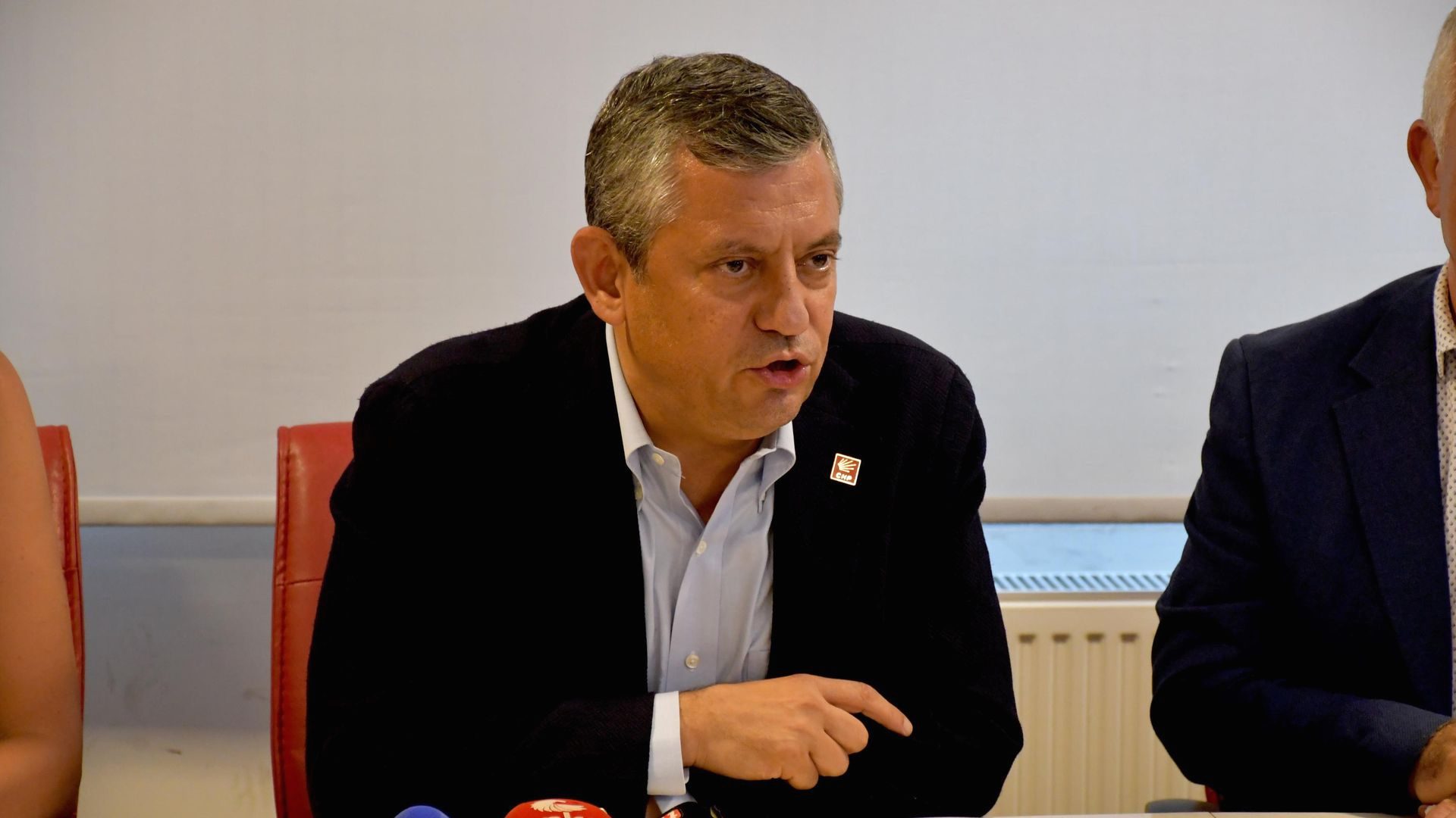 Özgür Özel, kurultay çağrısı yaparak partiyi yeniden yapılandırma planını açıkladı.