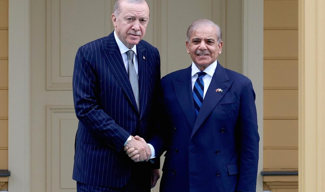 Pakistan Başbakanı Şerif, Erdoğan'a teşekkür ziyaretinde bulunarak güçbirliğini ve ikili