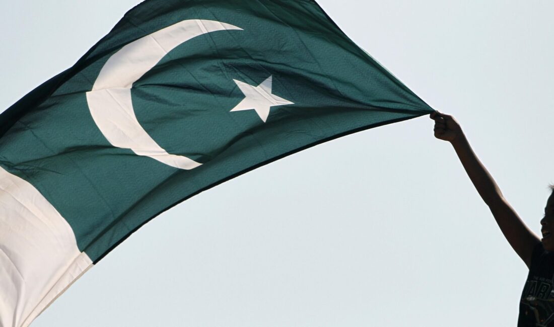 Pakistan'da kaybolan uçak radarda tespit edilemedi, endişe büyüyor. Gelişmeleri ve