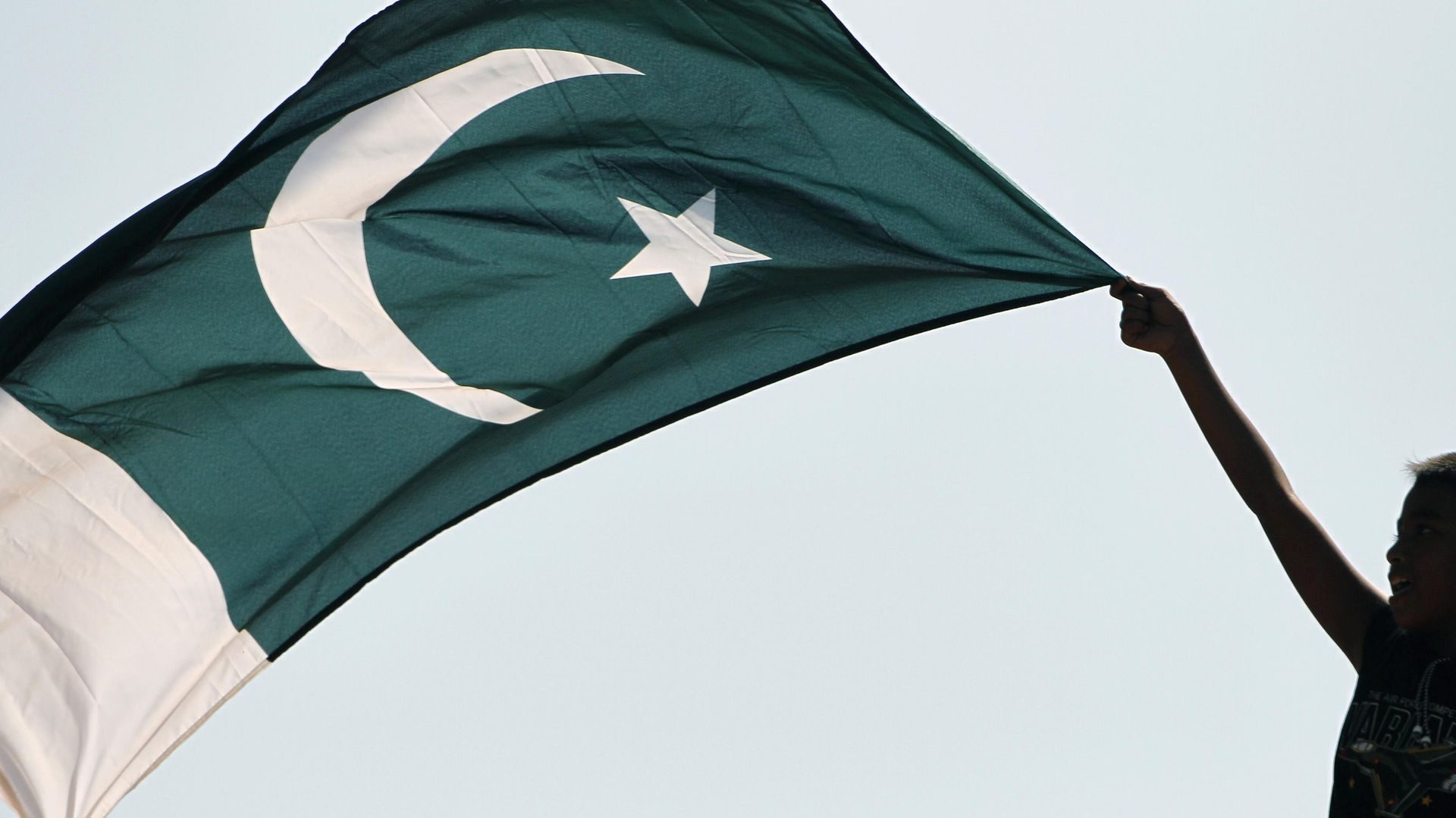 Pakistan'da kaybolan uçak radarda tespit edilemedi, endişe büyüyor. Gelişmeleri ve