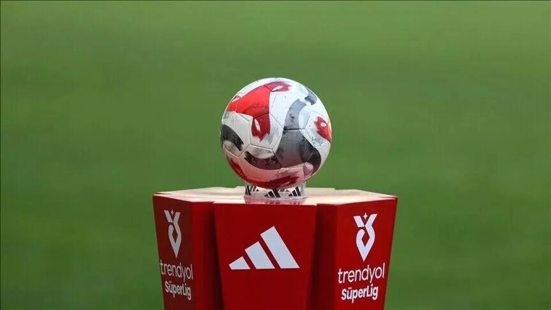 Süper Lig sezonu Galatasaray ve Çorum FK maçıyla başlıyor. Heyecan
