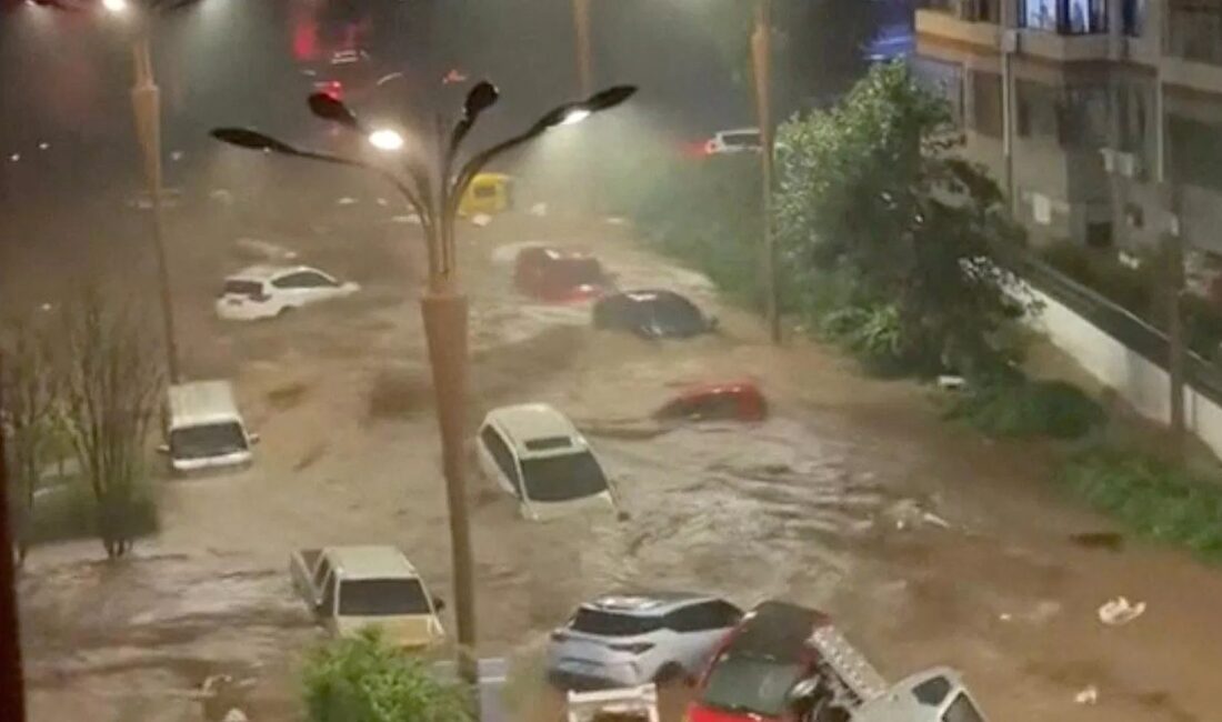 Tarihsel heyelan felaketi nedeniyle binlerce kişi güvenli bölgelere tahliye edildi.