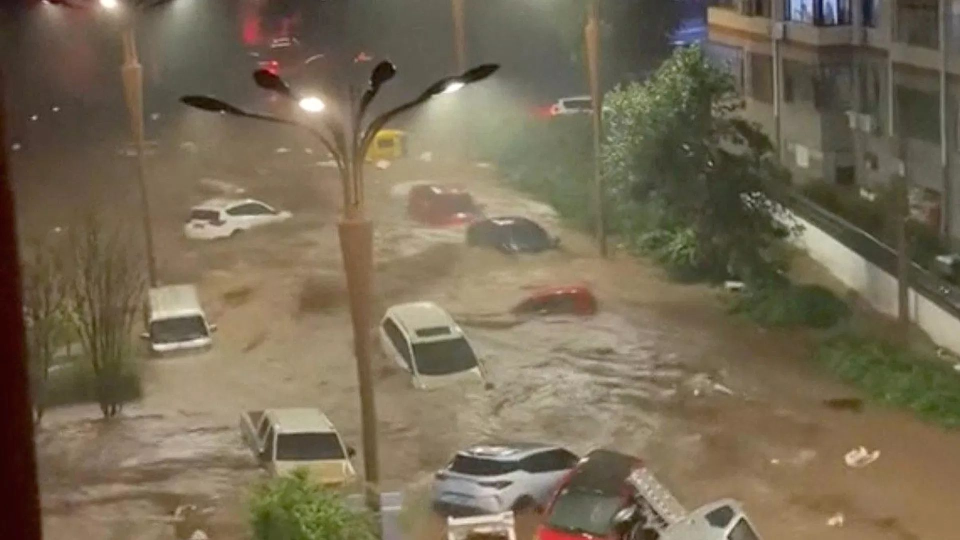 Tarihsel heyelan felaketi nedeniyle binlerce kişi güvenli bölgelere tahliye edildi.