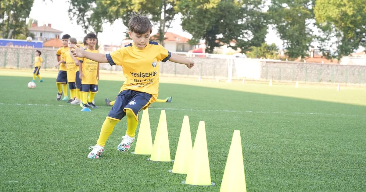 Yaz spor okullarıyla çocuklar spor yapmayı öğreniyor, sağlıklı alışkanlıklar ediniyor
