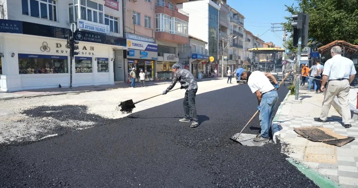 Yenişehir'de sürdürülen sıcak asfalt çalışmaları başarıyla tamamlandı, bölgenin ulaşım altyapısı