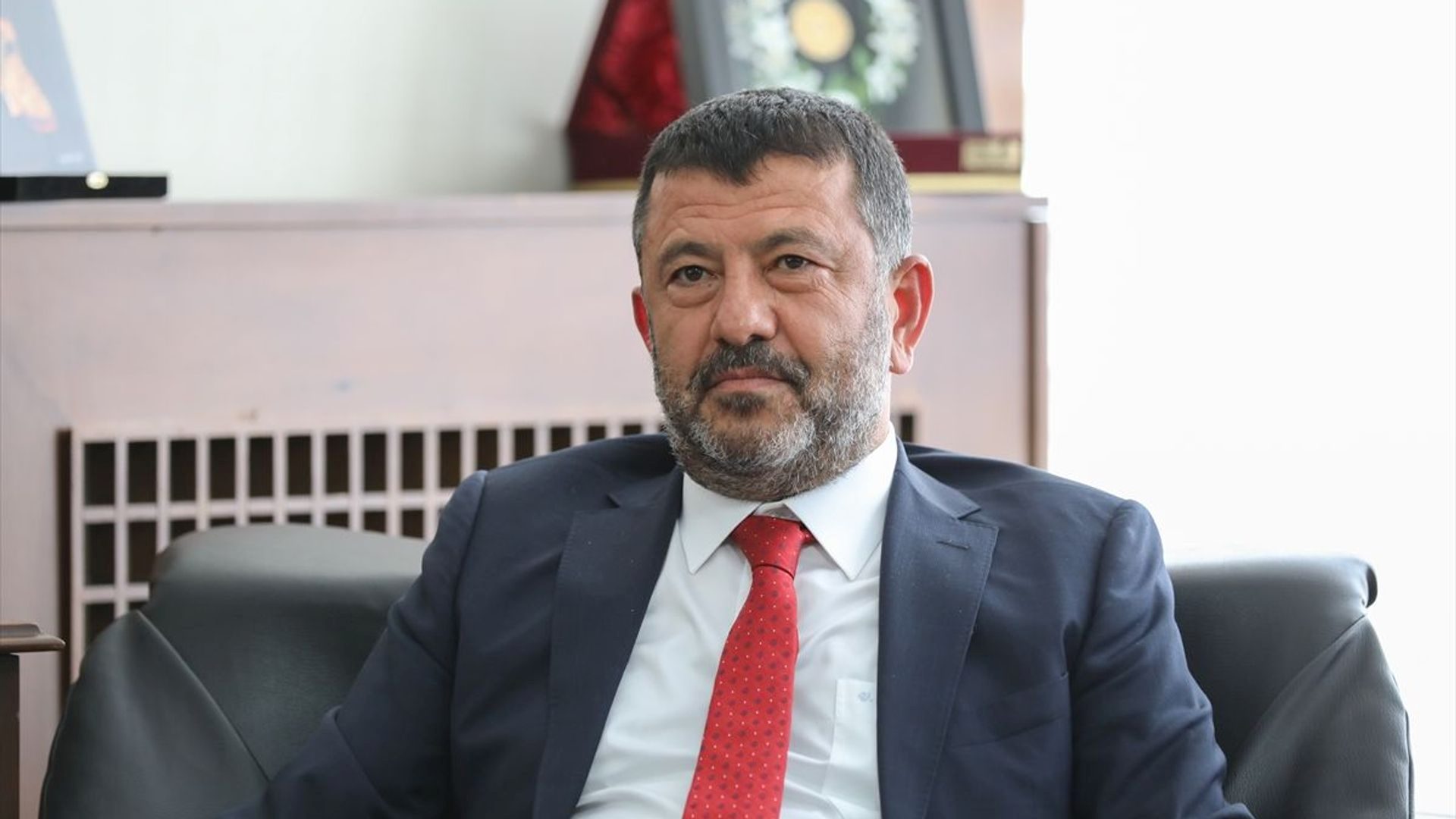 Yolsuzluk soruşturmasında yeni gözaltılar ve iddialar detaylarıyla inceleniyor. Son gelişmeleri
