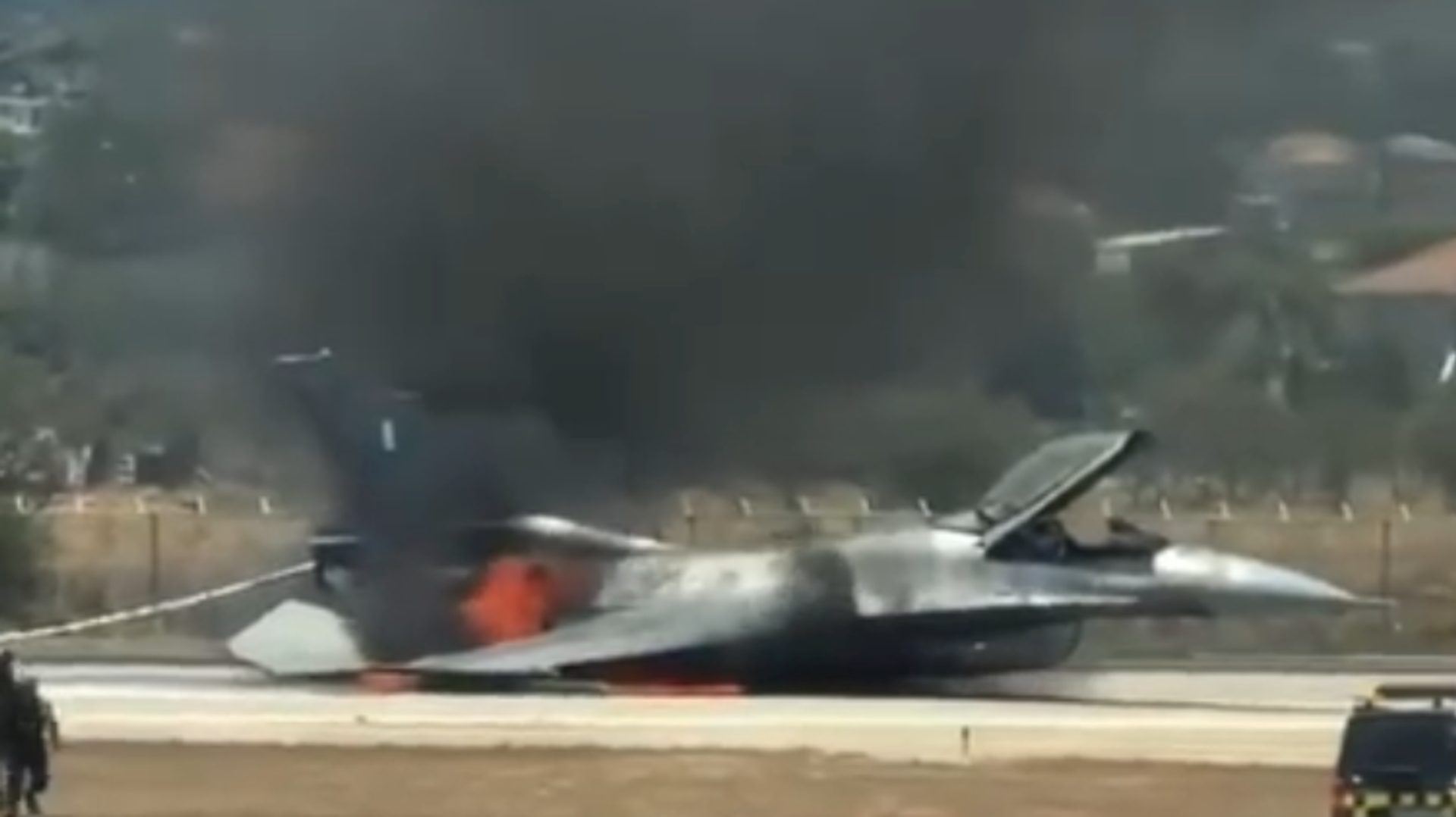 Yunan F-16'sı acil iniş yaptı; güvenlik zirvesinde geniş yankı uyandırdı.