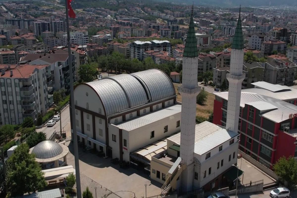 Bursa Beşevler Safa Camii’nin dikkat çeken özelliklerini detaylarıyla incelediğinizde, tarihi