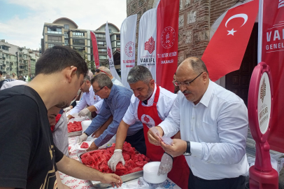 Bursa Emir Sultan Külliyesi'nde Karpuz İkramı