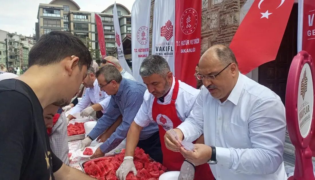 Bursa Emir Sultan Külliyesi'nde düzenlenen etkinlikte taze ve lezzetli karpuz