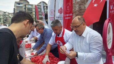 Bursa Emir Sultan Külliyesi'nde düzenlenen etkinlikte taze ve lezzetli karpuz