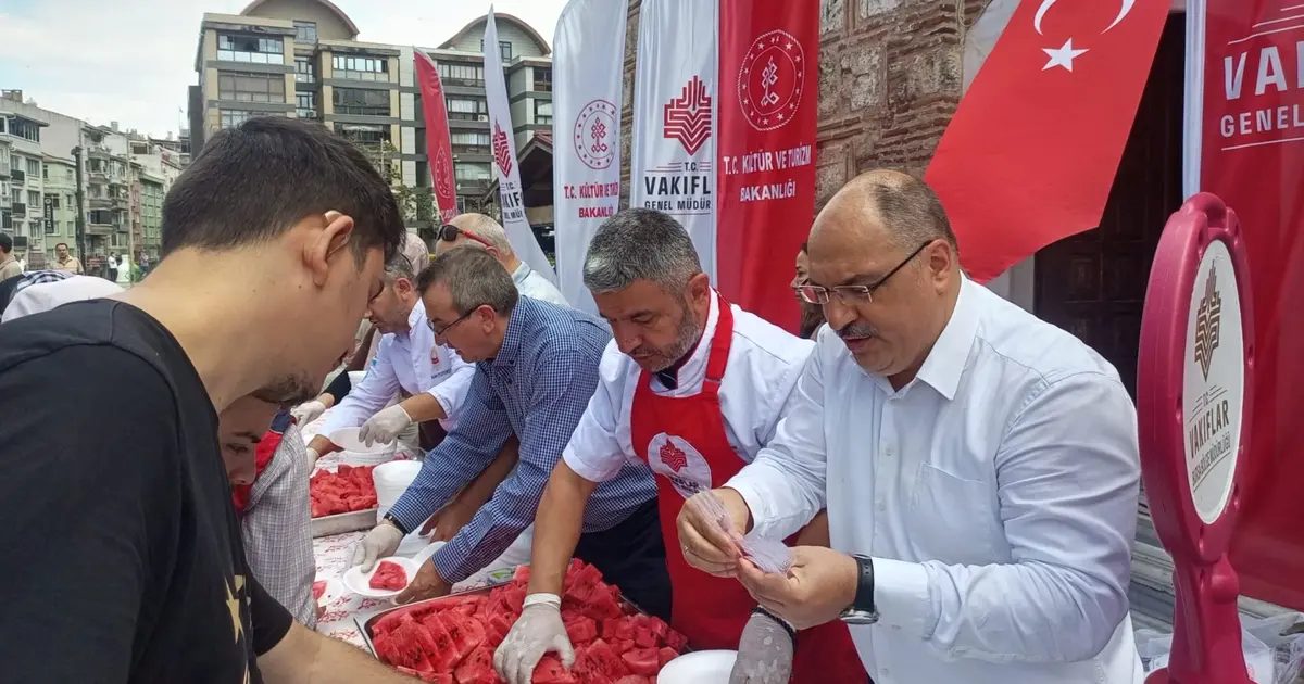 Bursa Emir Sultan Külliyesi'nde düzenlenen etkinlikte taze ve lezzetli karpuz