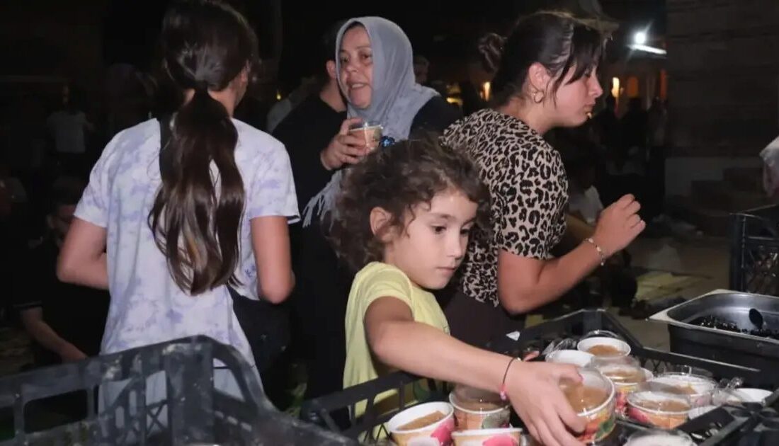 İnegöl'de Kandil Gecesinde helva ikramıyla geleneksel dini ve kültürel değerlerin