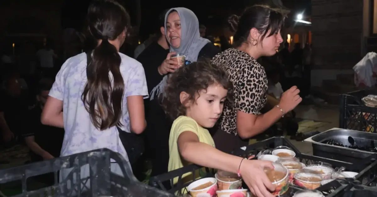 İnegöl'de Kandil Gecesinde helva ikramıyla geleneksel dini ve kültürel değerlerin