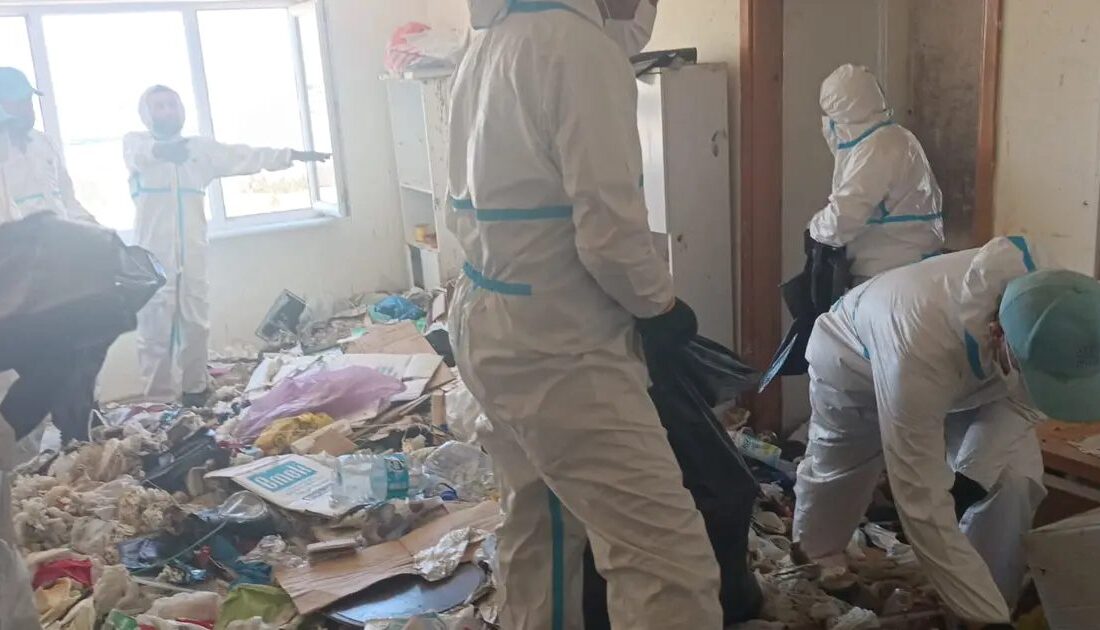 Bursa Nilüfer'de gerçekleştirilen çöp ve ev temizliği operasyonu ile temizlik