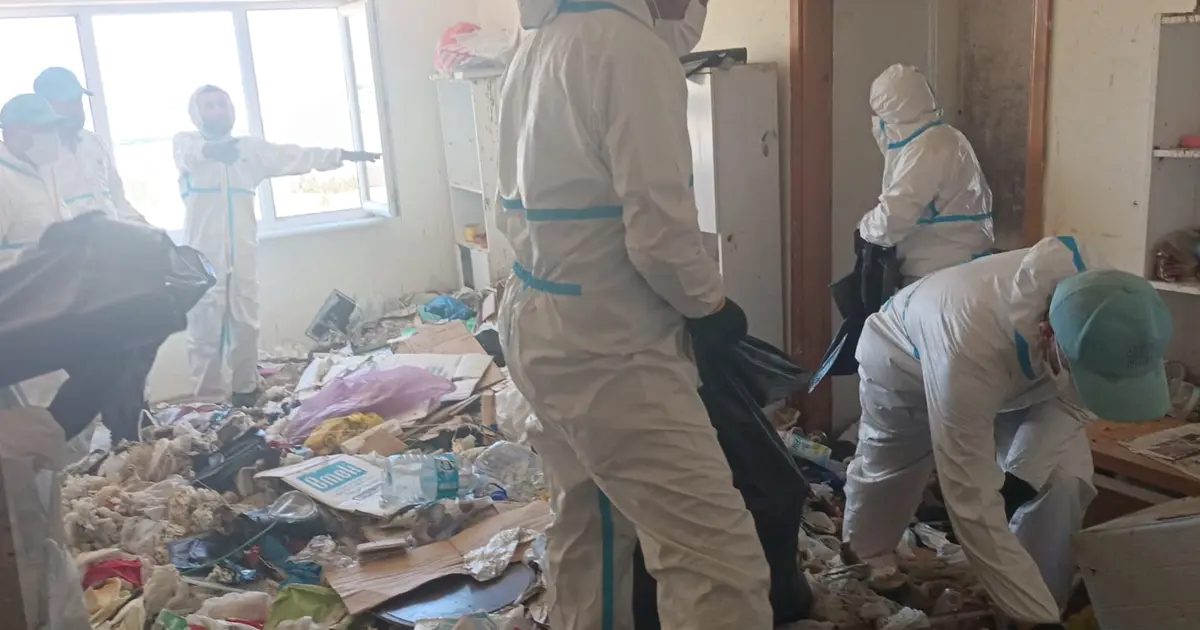 Bursa Nilüfer'de gerçekleştirilen çöp ve ev temizliği operasyonu ile temizlik