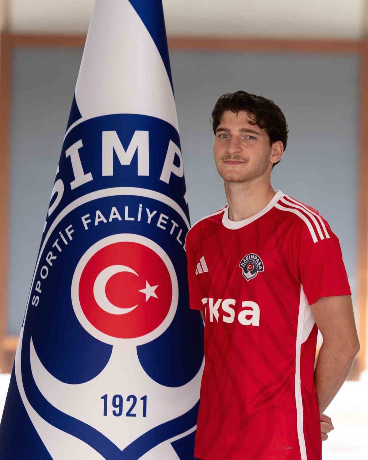 Bursa Yıldırım Spor, başarılı futbolcu Muhammed Emin Bektaş'ı transfer ederek