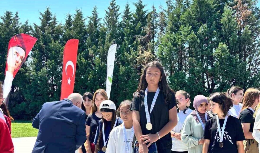 Bursa'da anaokulu öğrencilerinin hazırladığı tiyatro gösterisiyle küçükler sahneye çıkıyor. Eğitim