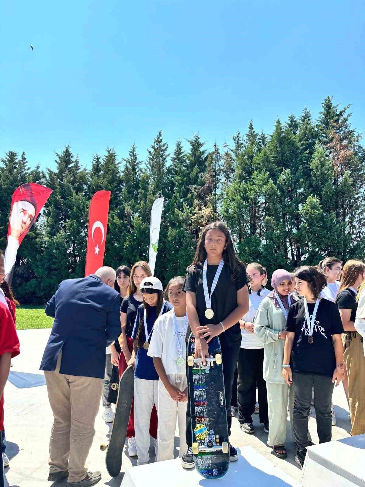Bursa'da anaokulu öğrencilerinin hazırladığı tiyatro gösterisiyle küçükler sahneye çıkıyor. Eğitim