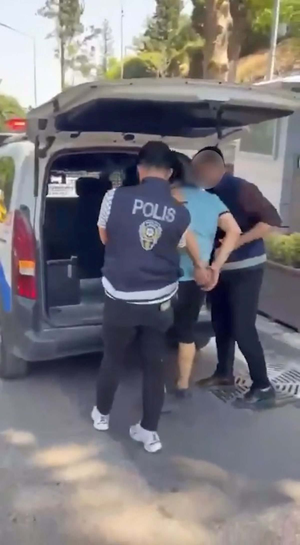 Bursa'da aranan 4 kişi yakalandı. Güvenlik güçlerinin başarılı operasyonuyla suçlular