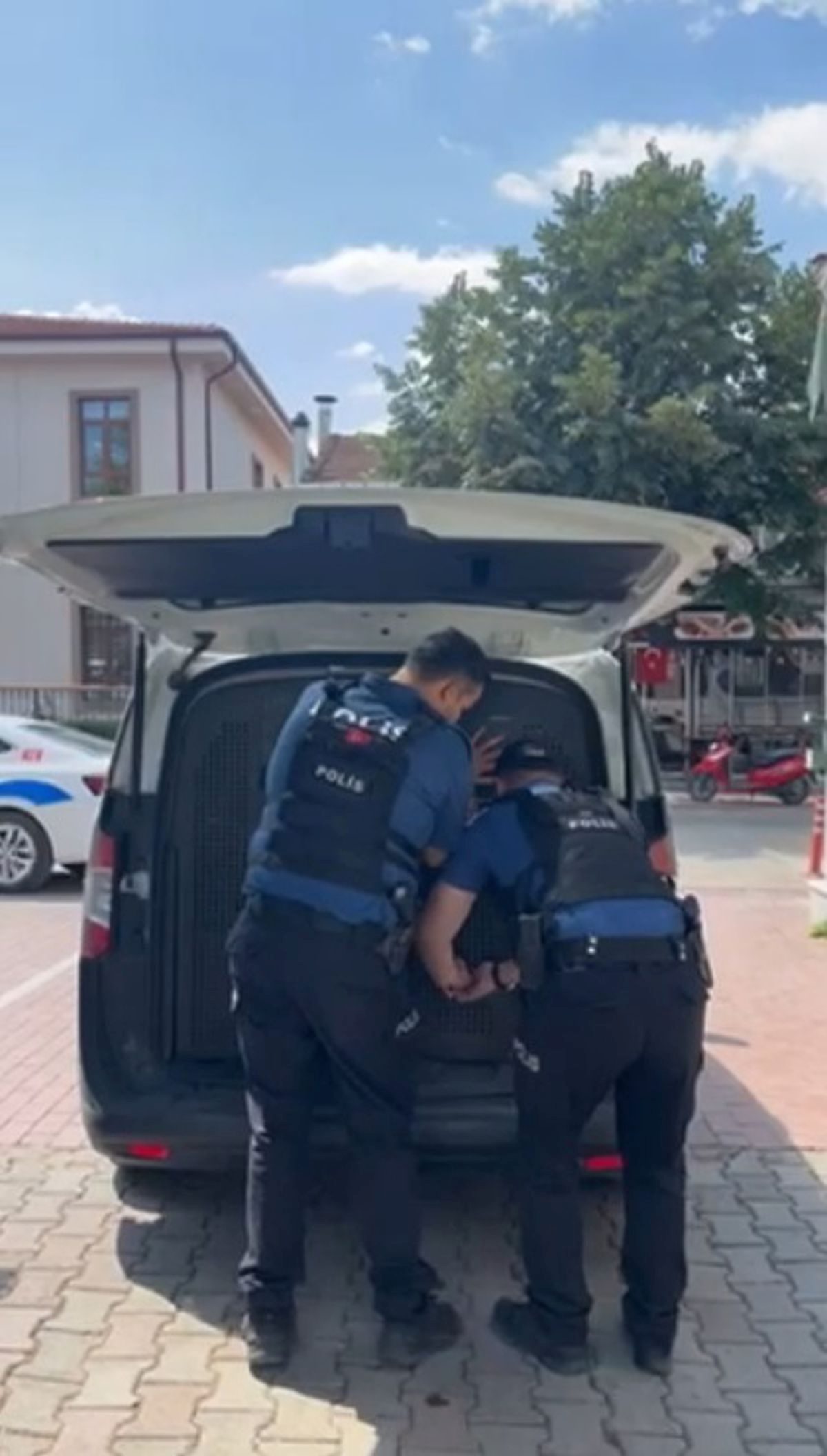 Bursa'da aranan şüpheli, üstün güvenlik önlemleriyle yakalandı. Detaylar için haberimizi