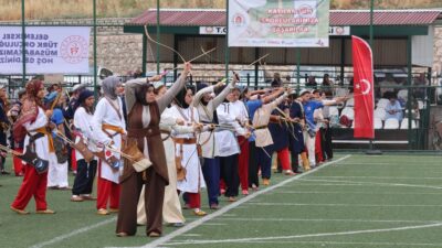 Bursa'da düzenlenen Geleneksel Türk Okçuluk Şampiyonası, resmi törenlerle sona erdi;