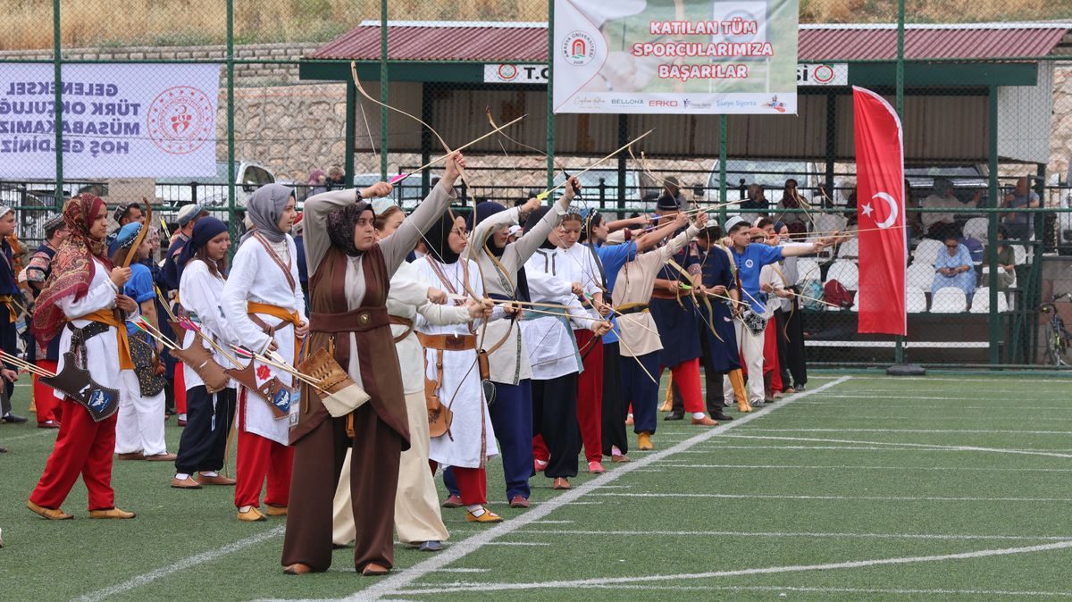 Bursa'da düzenlenen Geleneksel Türk Okçuluk Şampiyonası, resmi törenlerle sona erdi;